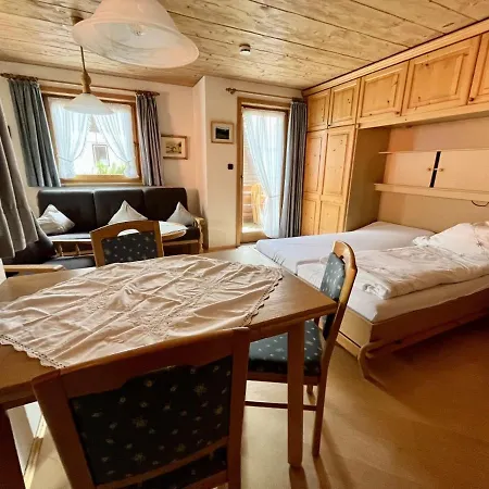 Haus Bergbluemle アパート